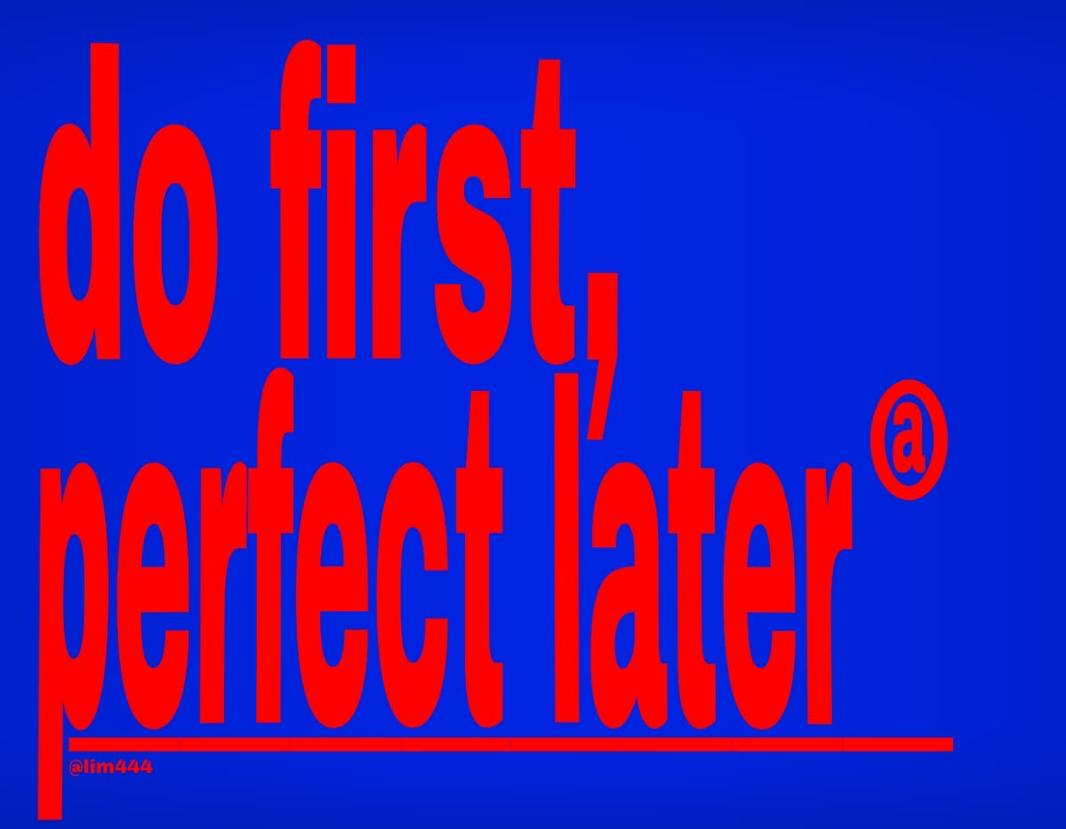 Texte rouge "do first, perfect later" avec arobase sur fond bleu vif.